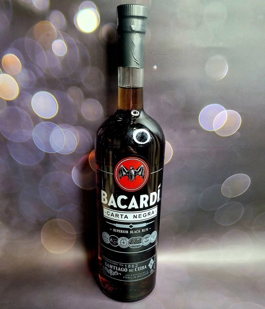 Бакарди блэк фото. Блэк бакарди. Black Bacardi 1 литр. Бакарди Блэк 3 литра.